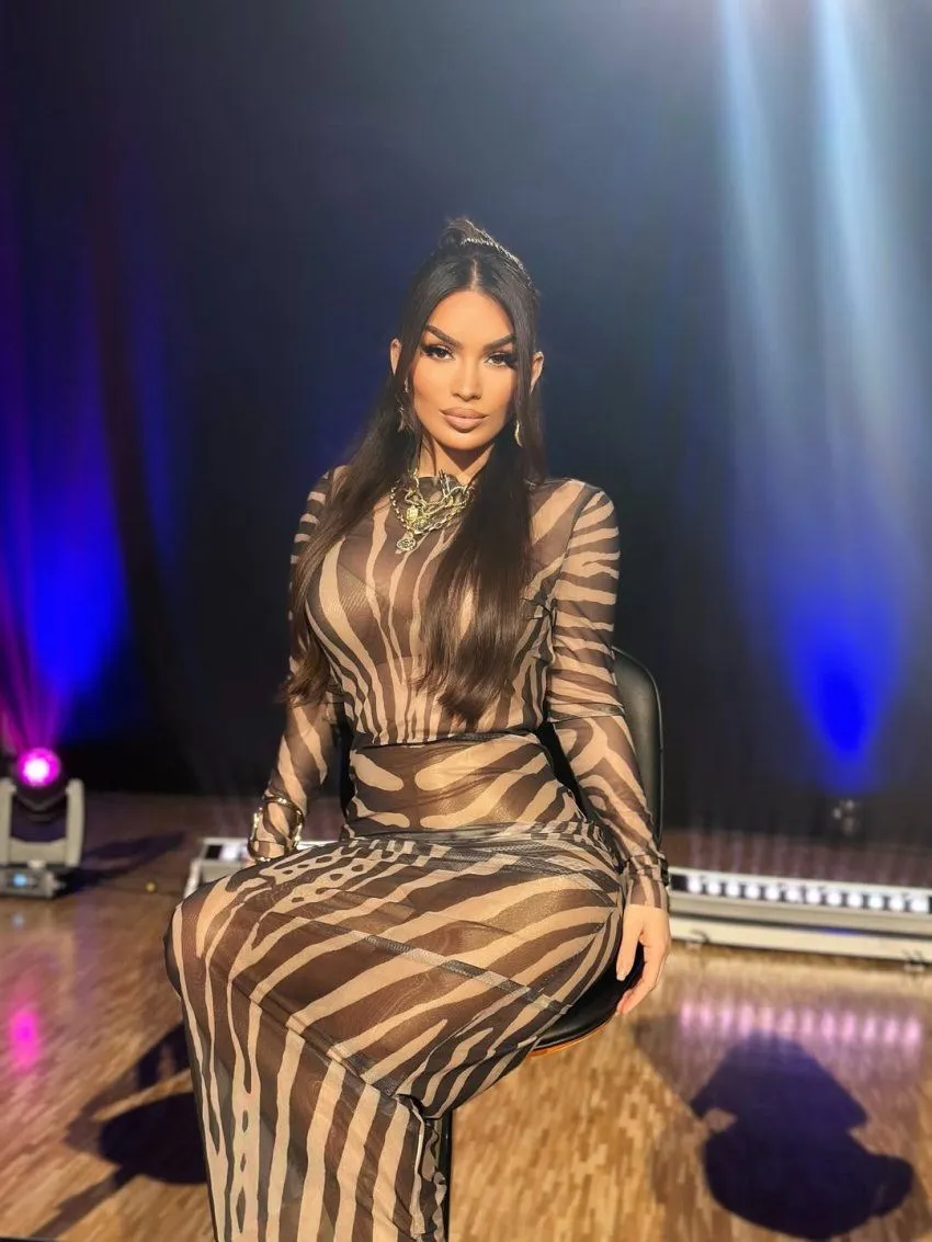 U oq külotlarda oyoqlarini yoydi